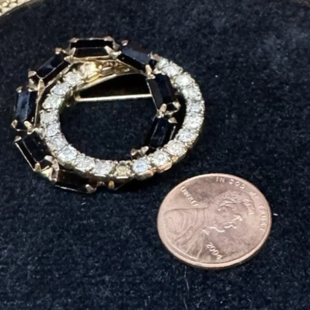 Vintage Gold Tone Black Baguette & Clear Rhinestone Oval Wreath Brooch